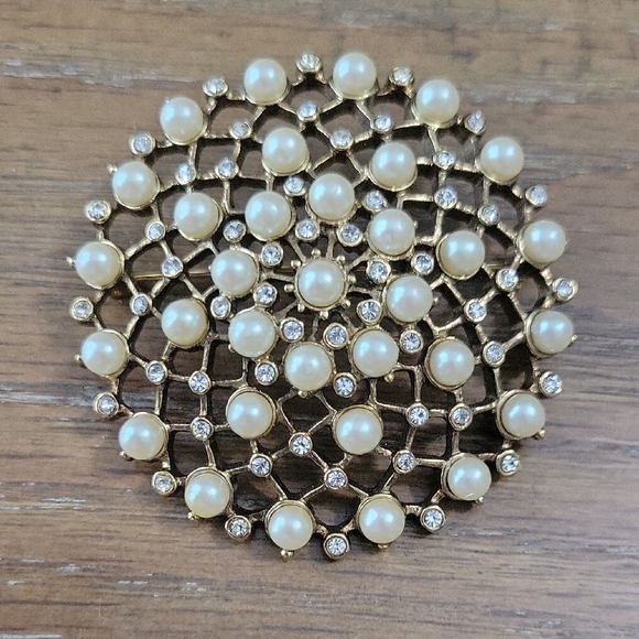 Vintage faux pearl, chrystal gold web design Elegant Brooch - Picture 1 of 2